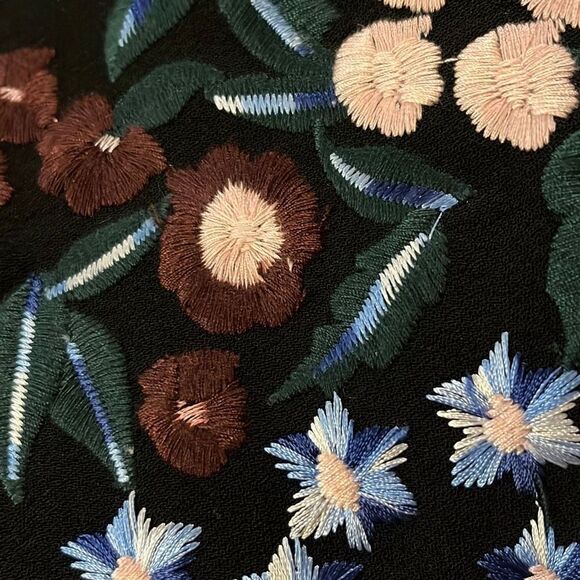 Context -Lord and Taylor size 6 black dress‎ with flowers (2092) - Picture 4 of 5